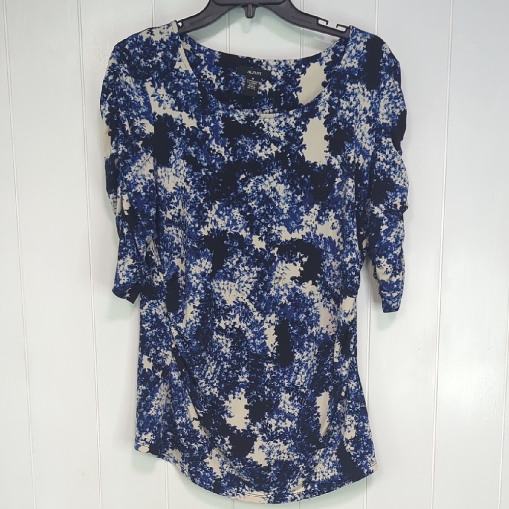 ❤️5/$25 Blue and Cream Women's Top